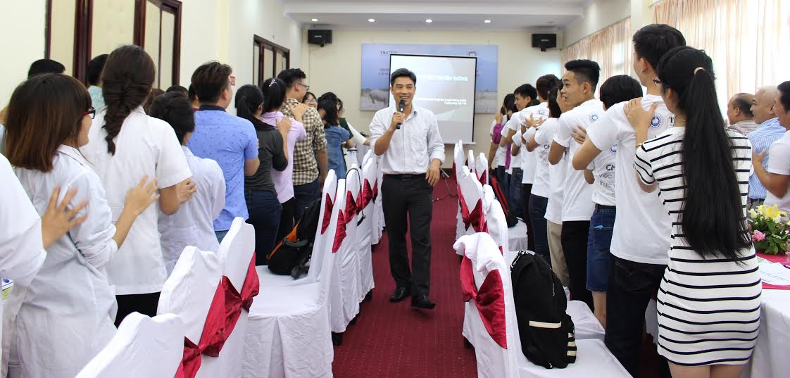 các[-]nhà[-]khoa[-]học,[-]giảng[-]viên[-]và[-]hơn[-]600[-]học[-]viên[-]đến[-]từ[-]11[-]cơ[-]sở[-]đào[-]tạo[-]về[-]YHCT[-]hàng[-]đầu[-]tại[-]Việt[-]Nam[-]cam[-]kết[-]không[-]sử[-]dụng[-]động[-]thực[-]vật[-]hoang[-]dã[-]nguy[-]cấp[-]trong[-]hành[-]nghề.[-][-]
